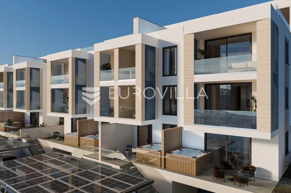 Trogir, Čiovo, moderan stan s vrtom u ekskluzivnom naselju