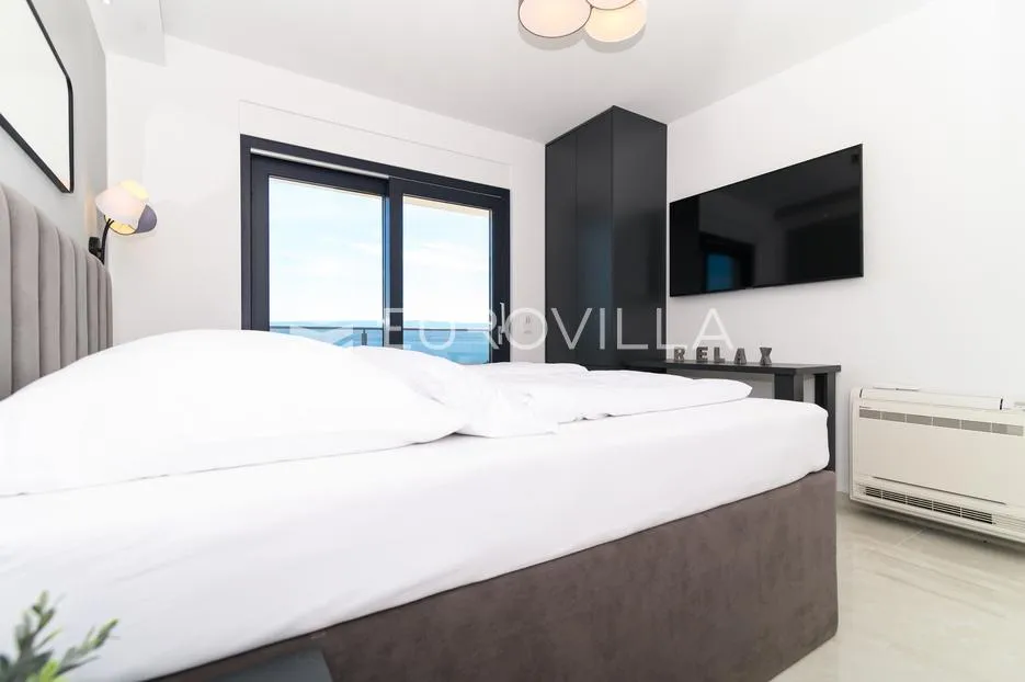 omiš, elegantna vila s tri stana i otvorenim pogledom na more - slika 14