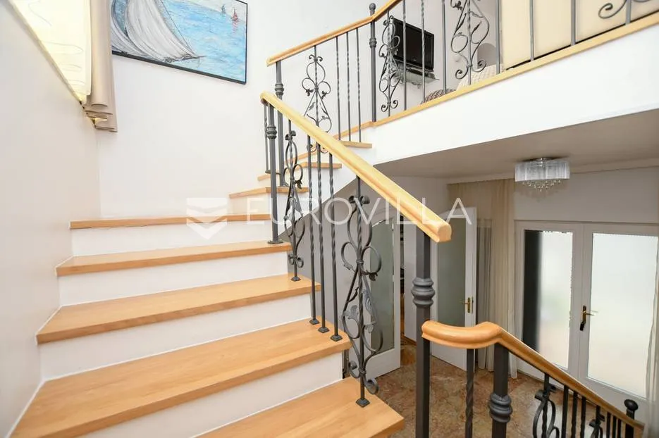 istra, umag, prekrasna kuća s bazenom prvi red do mora 430 m² - slika 23