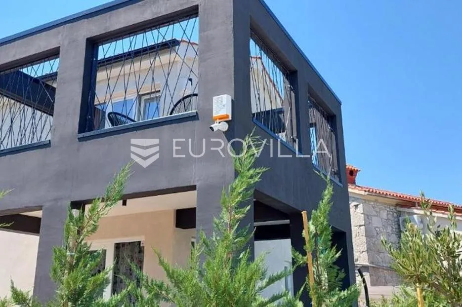 krk, dobrinj, moderna dvojna kuća s bazenom i saunom 107 m², okućnica 315 m² - slika 8