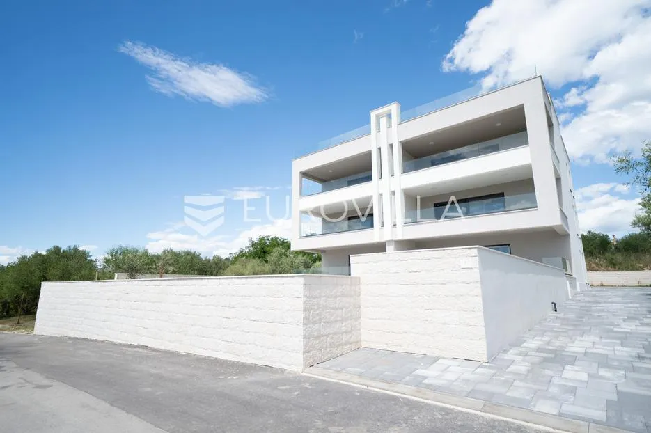 zadar, crno, moderan trosoban stan s bazenom, 95 m² - slika 2