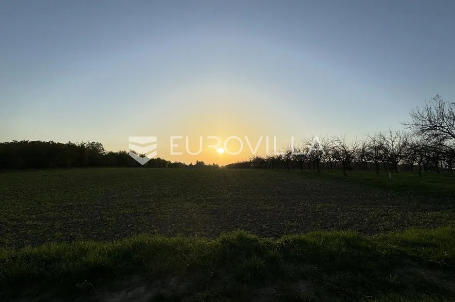 Đakovo, građevinsko zemljište 5704 m2 u gospodarskoj zoni