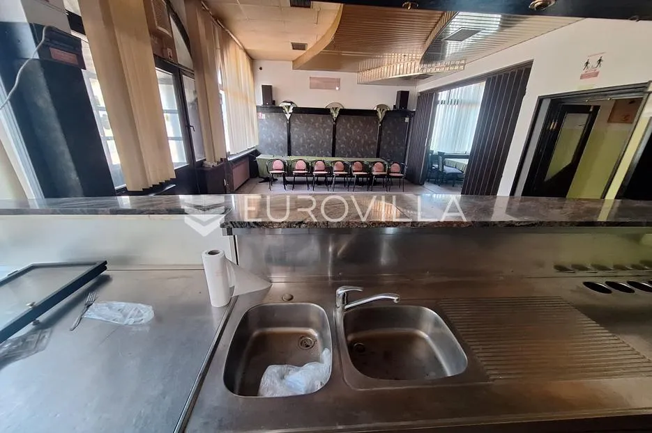 karlovac, borlin, kuća 720 m² s poslovnim prostorom, gospodarskom zgradom i nogometnim terenom - slika 2