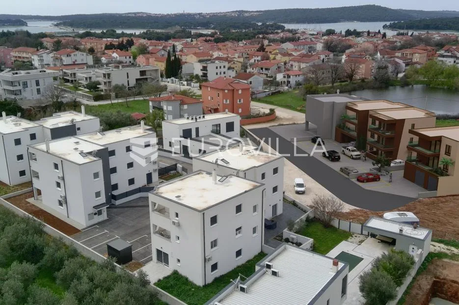 Medulin, novogradnja: Prostran četverosoban stan s garažom, 600m od mora
