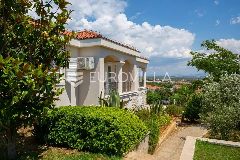 Vodice, mediteranska vila s uređenim vrtom, bazenom i pogledom na more