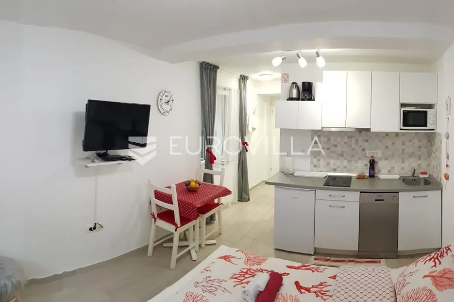 split, bol, dva namještena studio apartmana u centru grada - slika 11