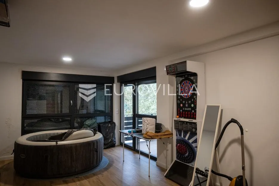 osijek, cvjetno naselje, stan 120 m2, prvi kat s lođom 44 m2 - slika 20