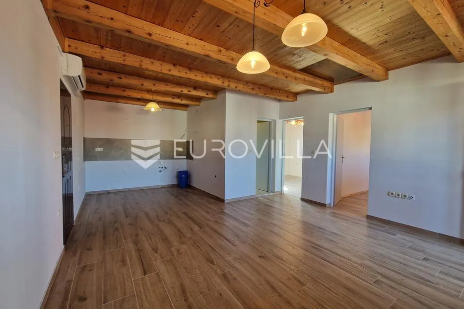 vir, 120 m od plaže, trosobni renovirani apartman s pogledom na more - slika 12