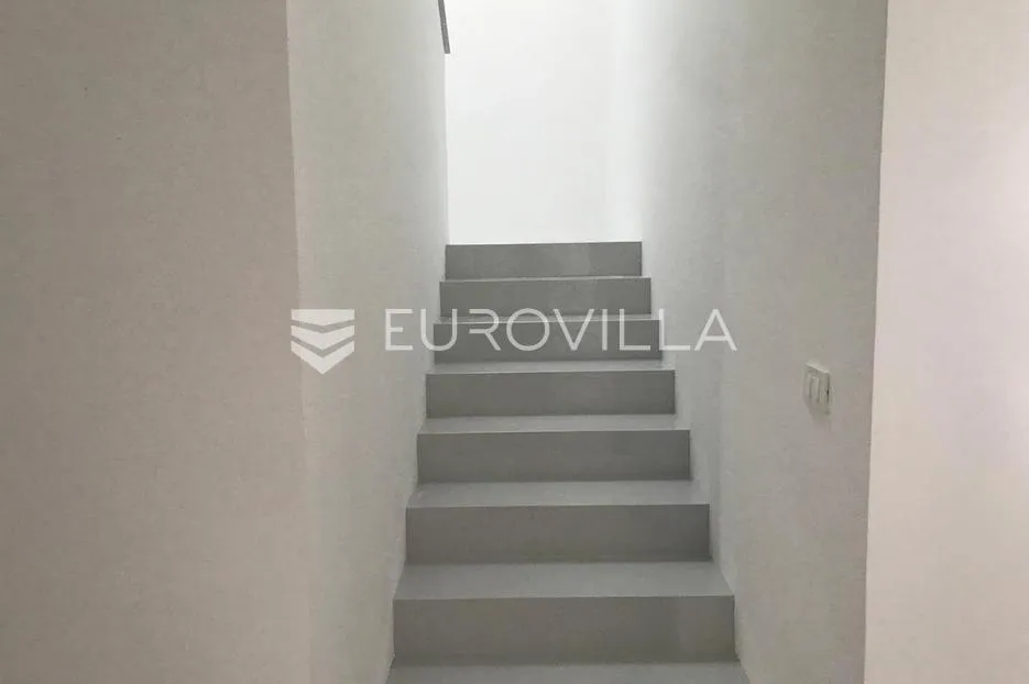 krk, luksuzna vila od 260m2 na parceli od 885m2 - slika 15