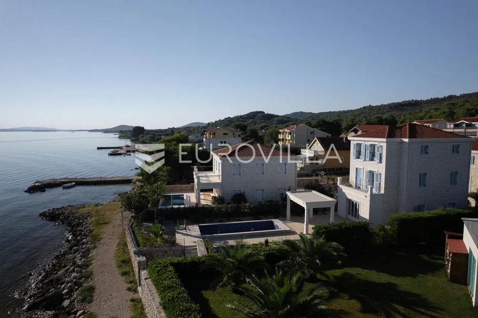 otok pašman, dobropoljana, klasična kamena vila u prvom redu do mora - slika 4