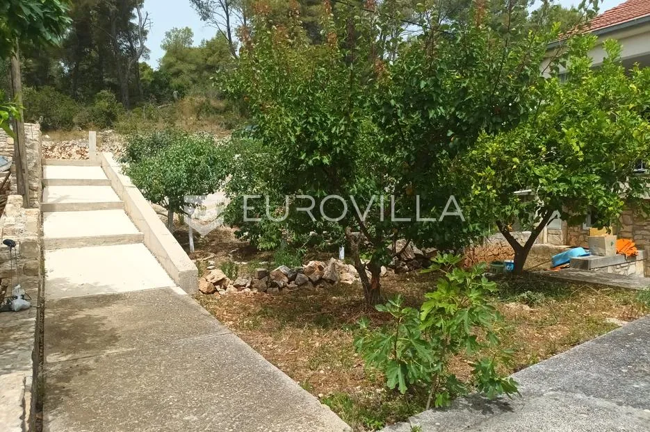 maslinica, otok šolta, dvojna kuća okružena zelenilom, položena na parceli površine 382 m² - slika 4