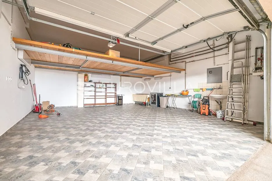 zagreb, podsused, obiteljska kuća nkp 450m2 s vanjskim bazenom - slika 20