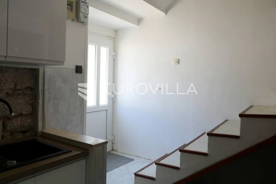prvić luka, djelomično renovirana kamena kuća, prvi red do mora, 298 m² - slika 17