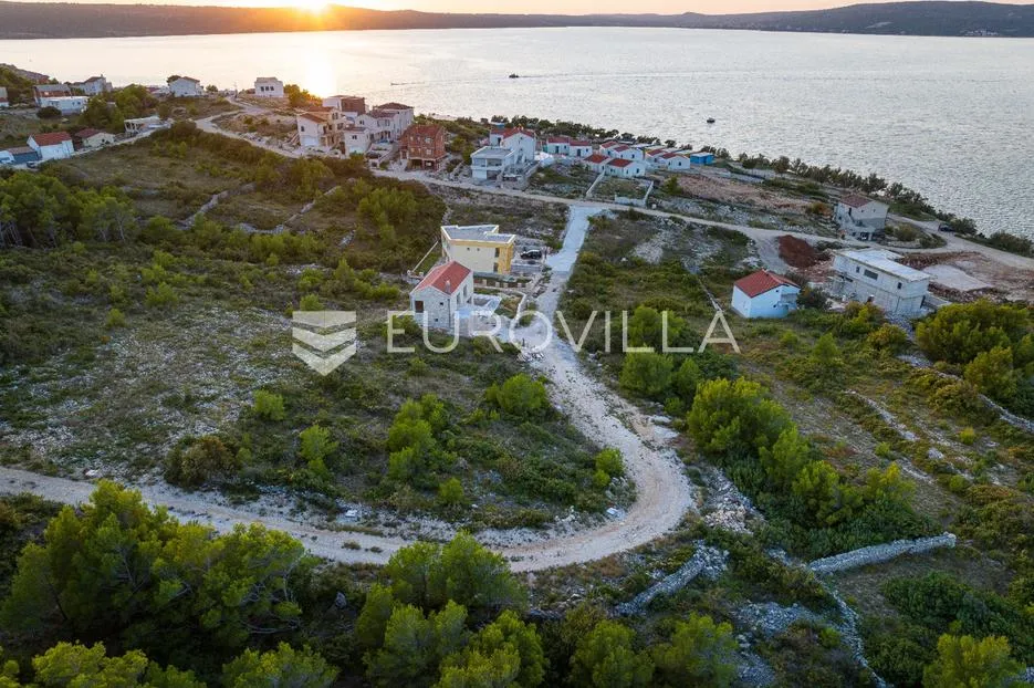 zadar, novigrad, atraktivno građevinsko zemljište 1400 m² od mora - slika 2