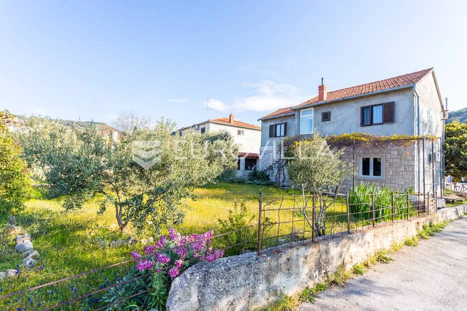 brač, kuća s dvorištem na lijepoj lokaciji - slika 6