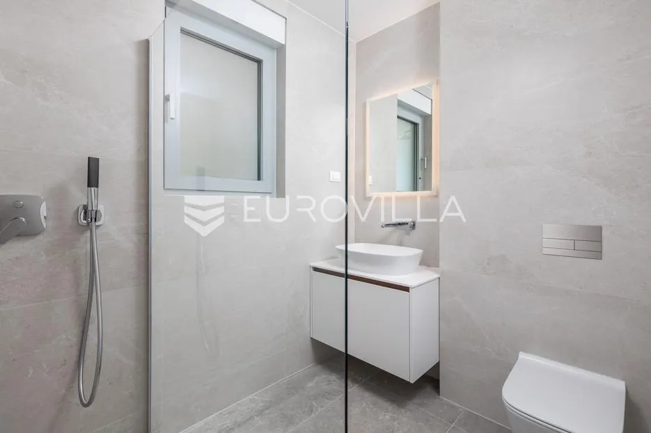 opatija, centar, atraktivan višesoban stan u novogradnji s 4 parkirna mjesta nkp 254 m2 - slika 2