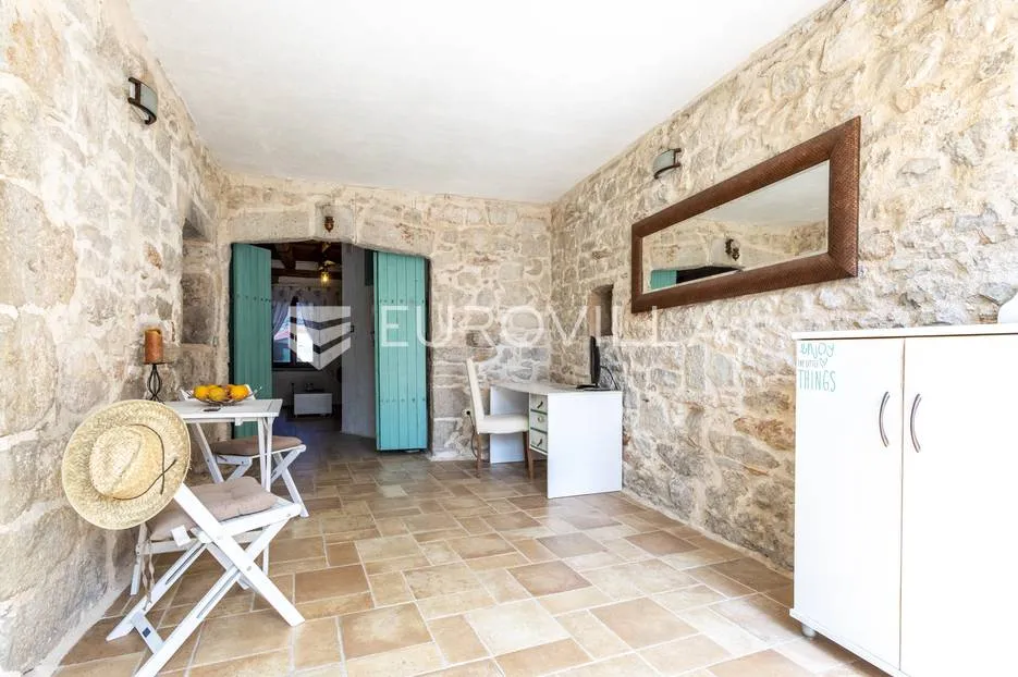 hvar, vrbanj, renovirana kamena kuća - slika 49