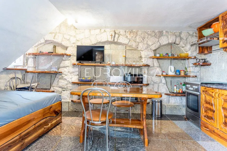 trogir, autohtona kamena kuća s pogledom na more - slika 25