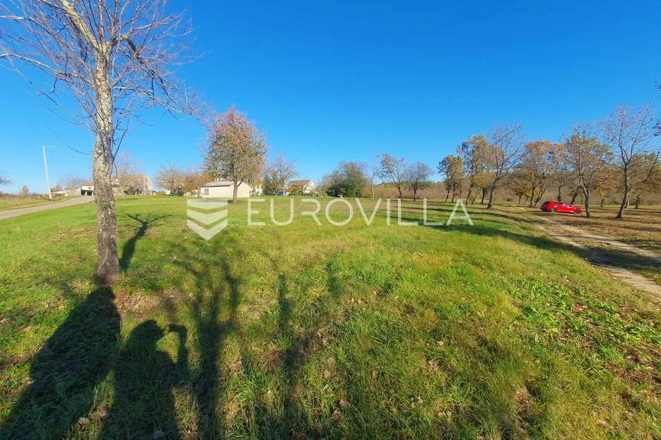 Poreč, okolica - lijepo građevinsko zemljište NKP 832 m2 pravilnog oblika