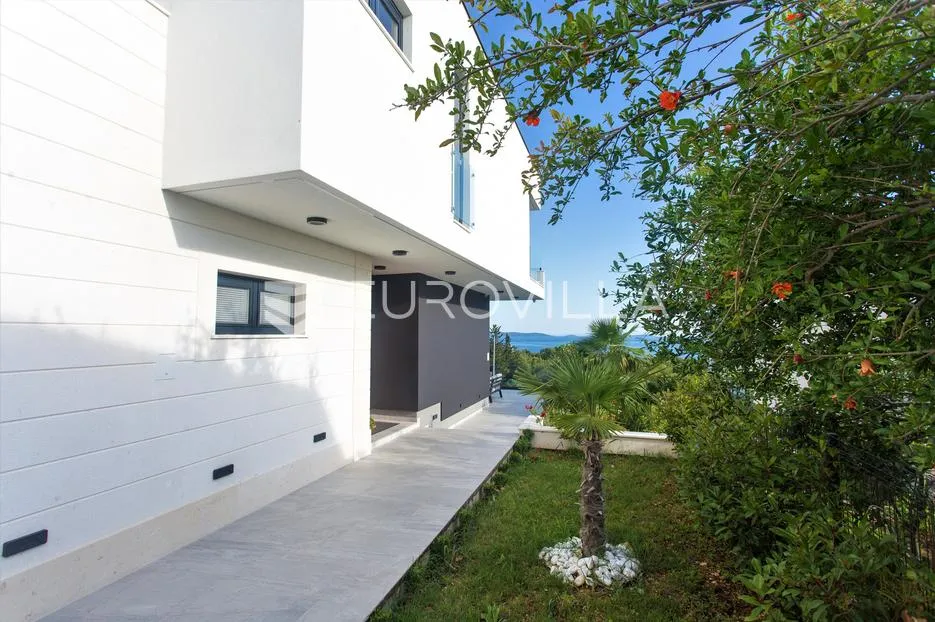 trogir, seget, luksuzna vila s bazenom i predivnim pogledom na šumu, more i otoke - slika 35
