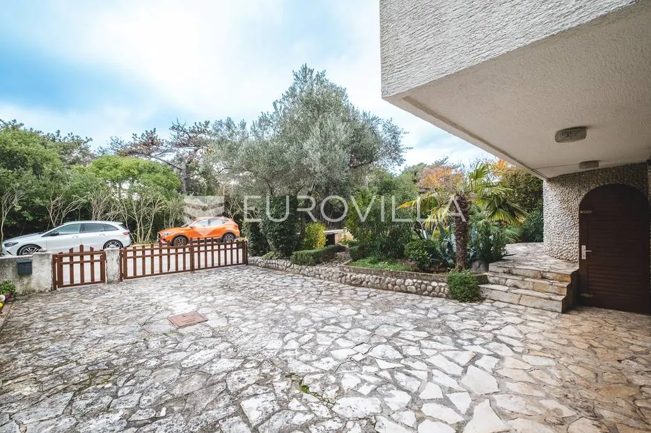 otok krk, grad krk, izvanredna kuća u prvom redu do mora nkp 260 m2 - slika 4