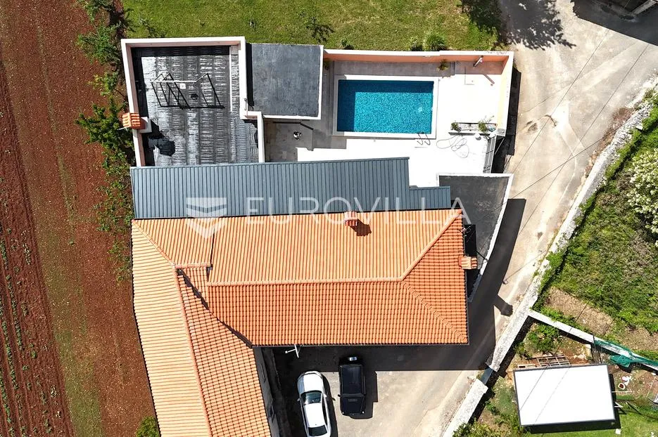 istra, tinjan okolica, impresivno imanje od 600 m² s bazenom, konobom i velikim potencijalom - slika 3