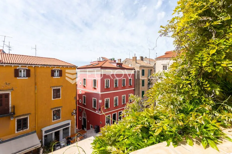 Šibenik, jedinstveni četverosobni stan u samom centru - Grad