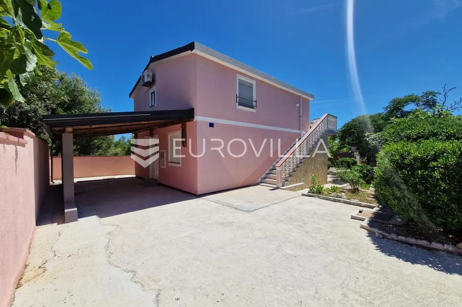 vir, samostojeća kuća s dva apartmana, pogledom na more i velikom okućnicom - slika 22