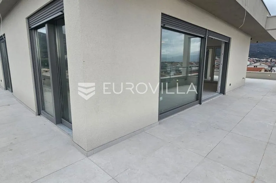 kaštela, penthouse od 102 m² treći kat s garažom povezan liftom - slika 10