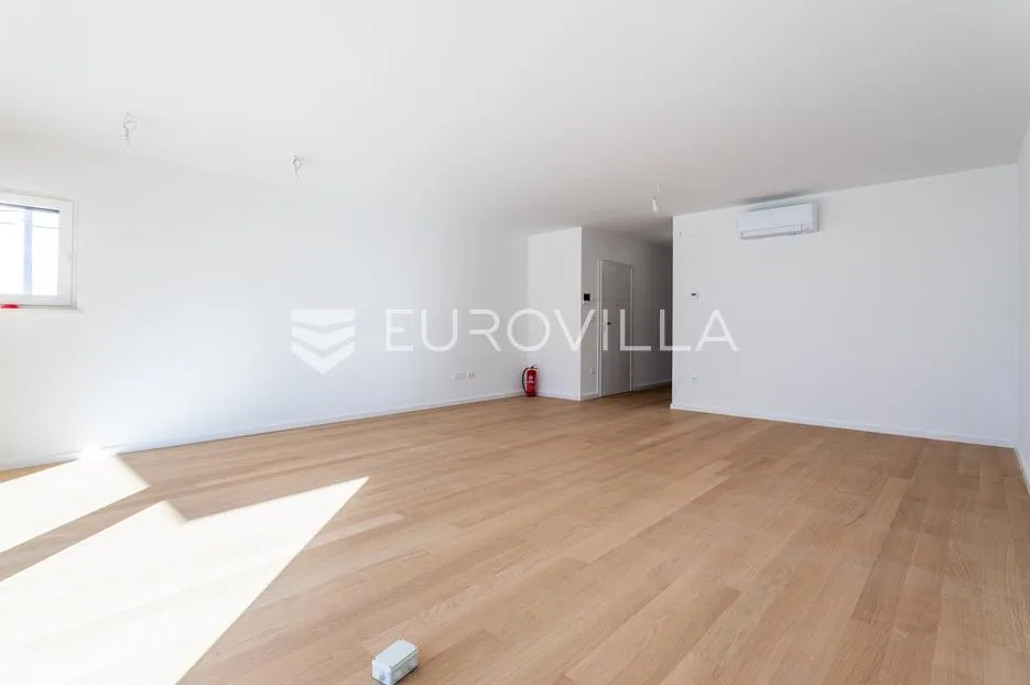 vodice, novogradnja, prostran apartman s dvorištem u centru mjesta, 139,61 m² - slika 5