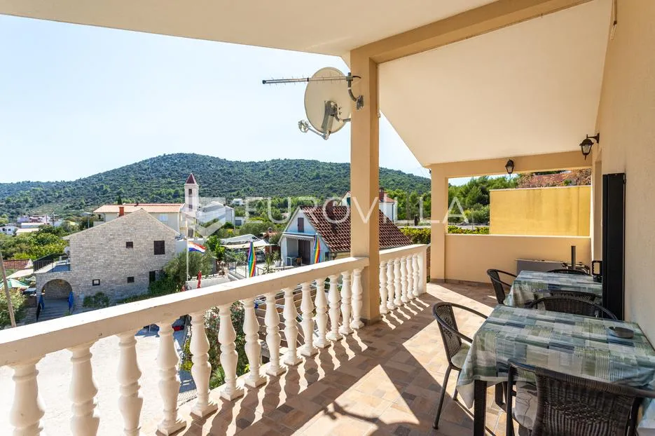 vinišće, samostojeća apartmanska kuća ukupne površine 259 m2 - slika 13