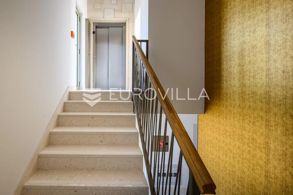 split, prekrasan penthouse s pogledom na more i grad - slika 38