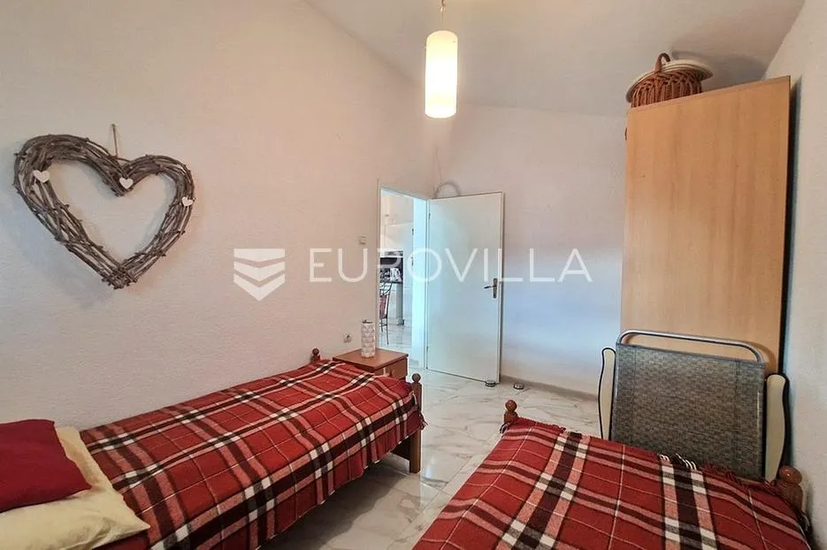 vir, apartman s prostranom terasom i dvije spavaće sobe na odličnoj lokaciji - slika 10