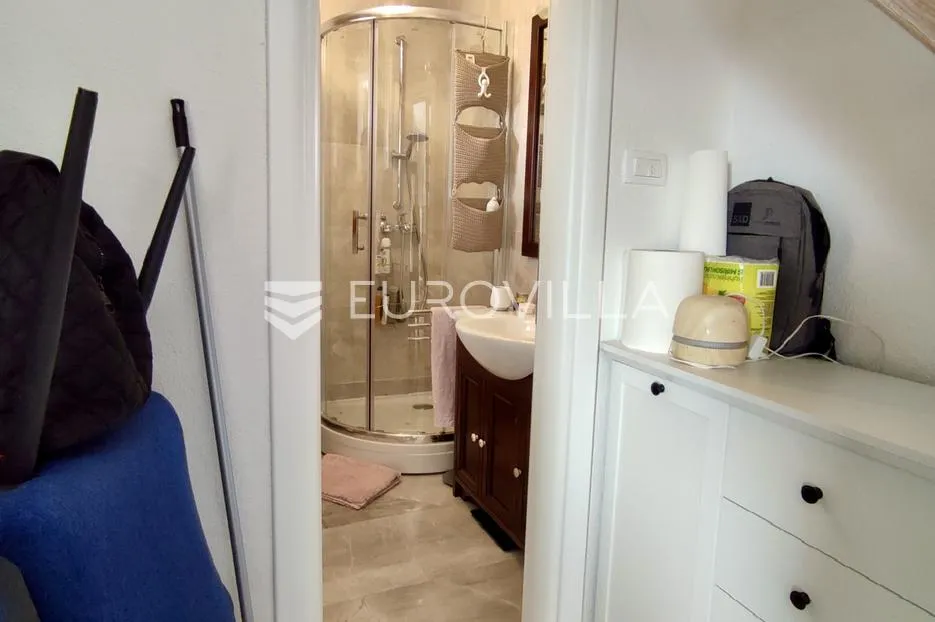 krk, omišalj, adaptirana kamena kuća u nizu s pogledom na more površine 54 m² - slika 29