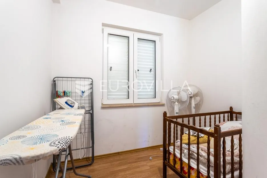 makarska, opremljen dvoetažni stan sa šest soba i privatnom garažom - slika 20