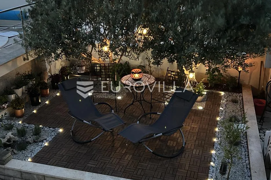 vodice, prekrasna kuća sa apartmanima i bazenom - slika 17