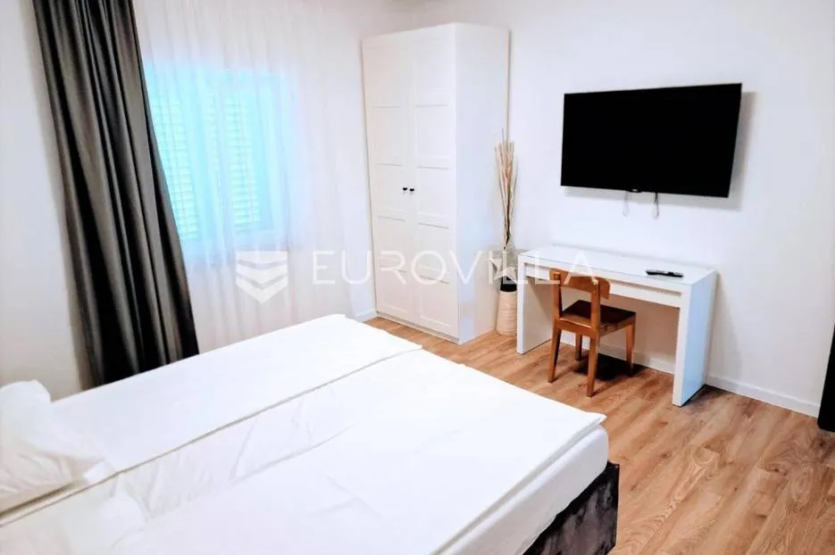 trogir, novouređena dvojna kuća, dostupna od 01.10.2026 do 01.06.2027 - slika 19