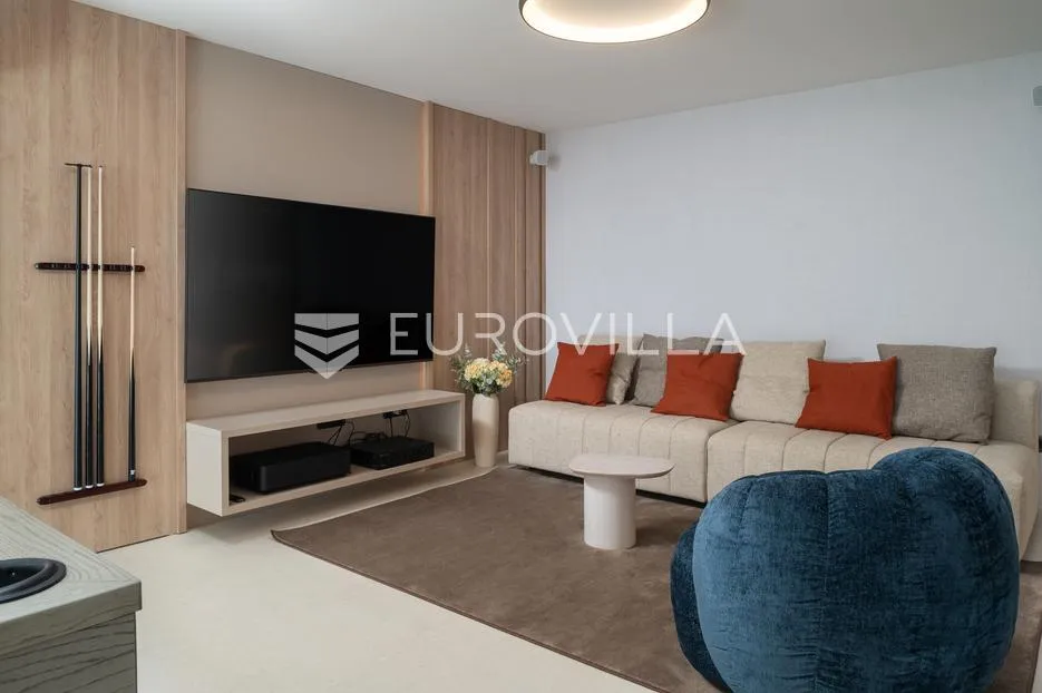 split, podstrana, urbana vila s bazenom, saunom, jacuzzijem i garažom - slika 20