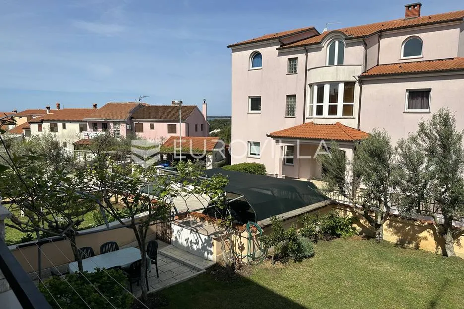 štinjan, prekrasna kuća u nizu s vrtom i pogledom more 300 m² - slika 37