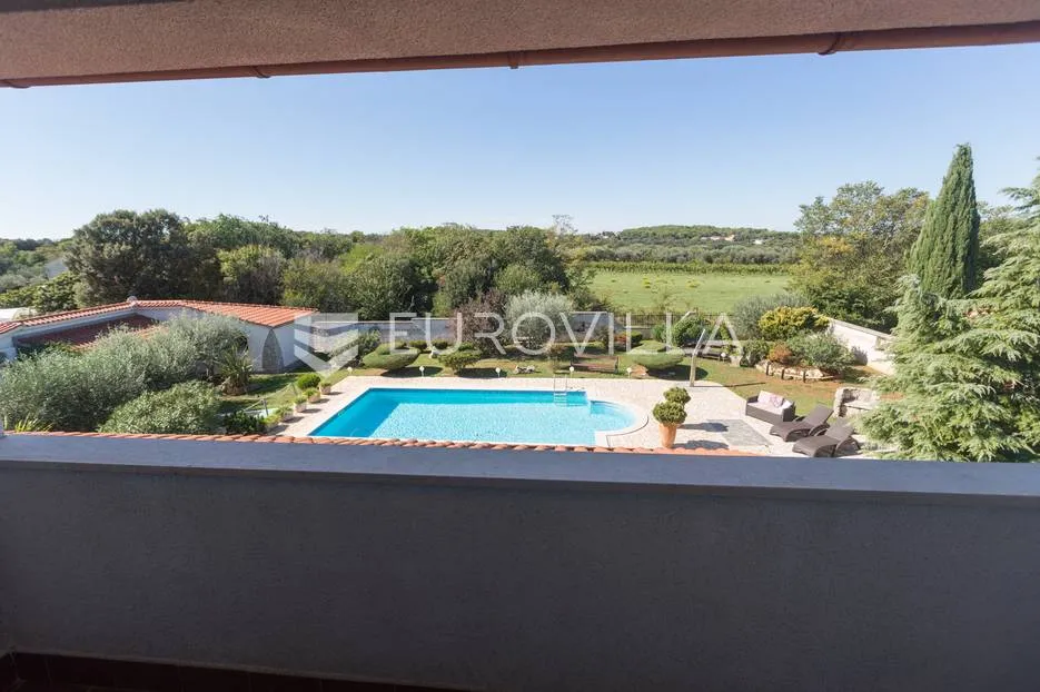 pula, veli vrh, vila s 4 odvojena apartmana, bazenom i velikom okućnicom - slika 29