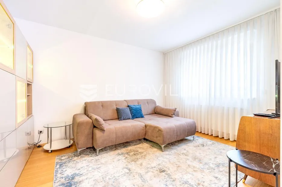 zagreb, britanski trg, prekrasan trosoban stan 80 m² - slika 2