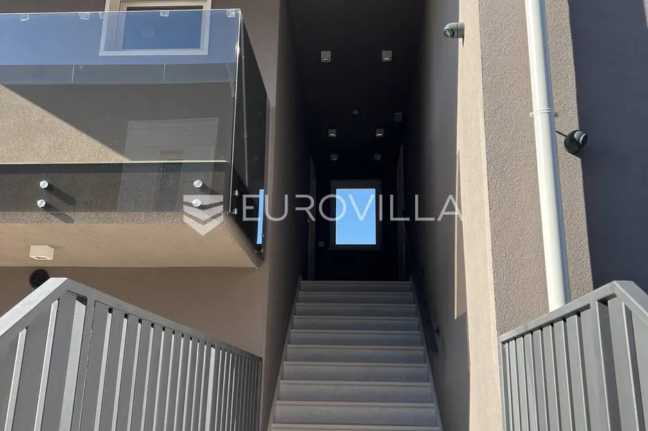 poreč, moderan četverosobni stan od 163 m2 s velikom krovnom terasom - slika 4