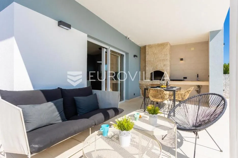 istra, svetvinčenat, moderna i elegantna vila 230 m², na uređenoj okućnici - slika 6