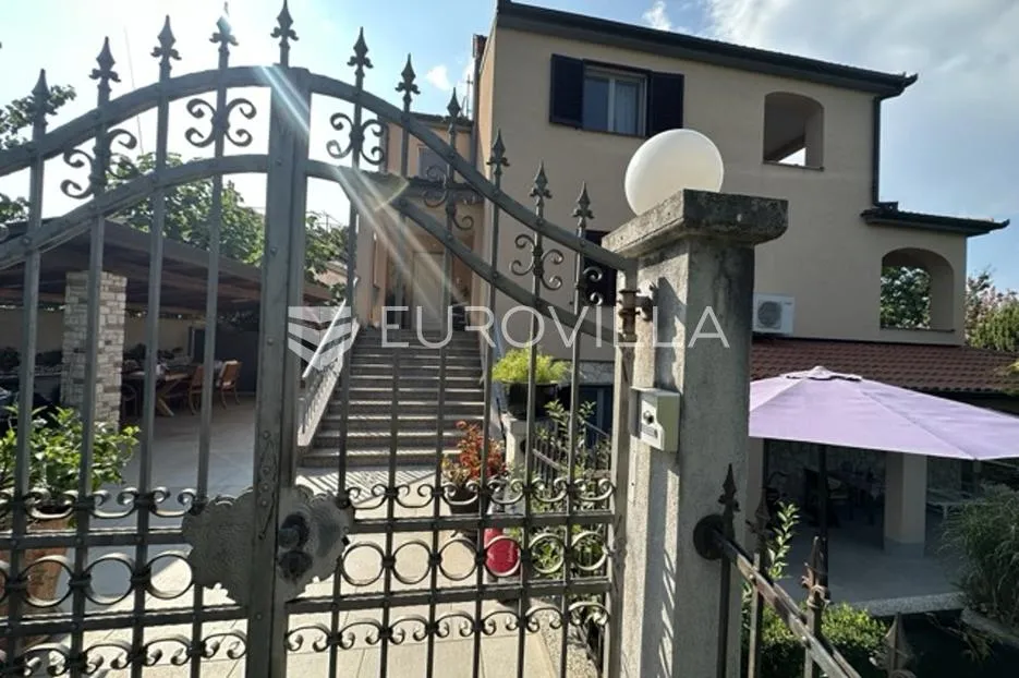 istra, medulin, banjole kvalitetna samostojeća kuća sa 6 stanova nkp 360 m2 u blizini mora - slika 2