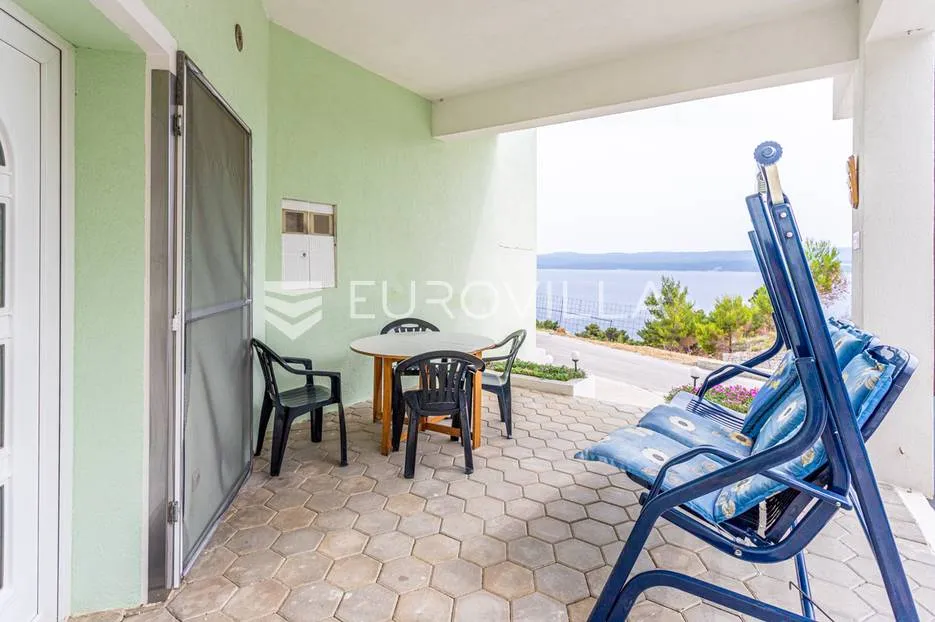 omiška rivijera- lokva rogoznica, apartmanska kuća s 8 stanova, udaljena 300 m od mora. - slika 51