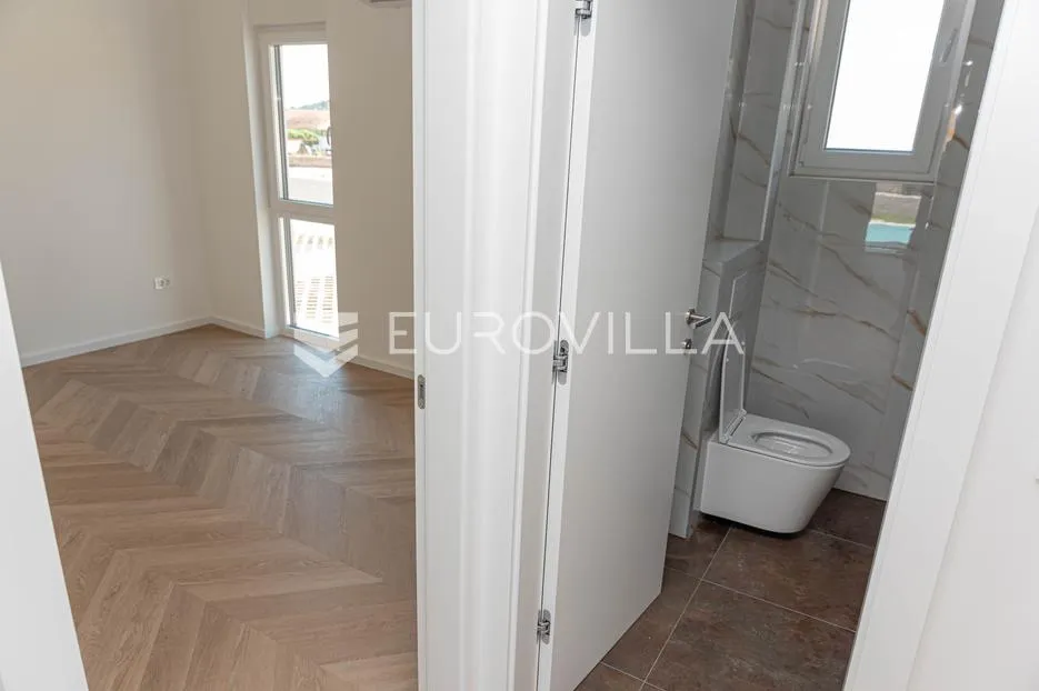 tribunj, novogradnja, stan u prizemlju s bazenom, 133,46 m² - slika 7