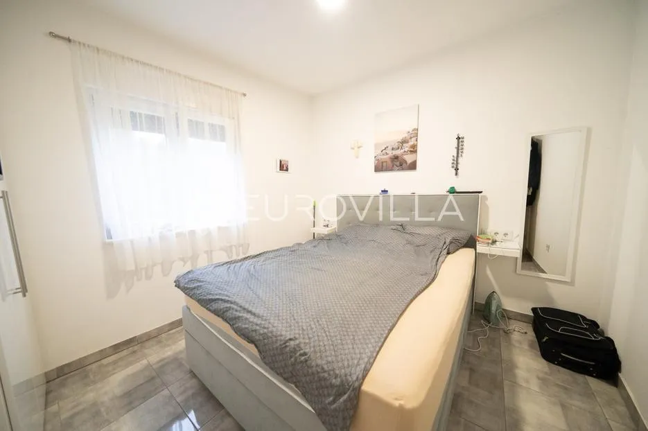 tisno, atraktivna višestambena nekretnina s tri funkcionalna stana i vrtom, površine 165,19 m² - slika 21