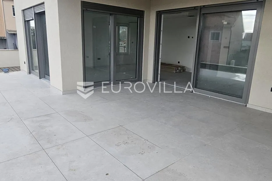 kaštel stari luksuzan stan 77 m² s velikom terasom i vrtom - slika 5