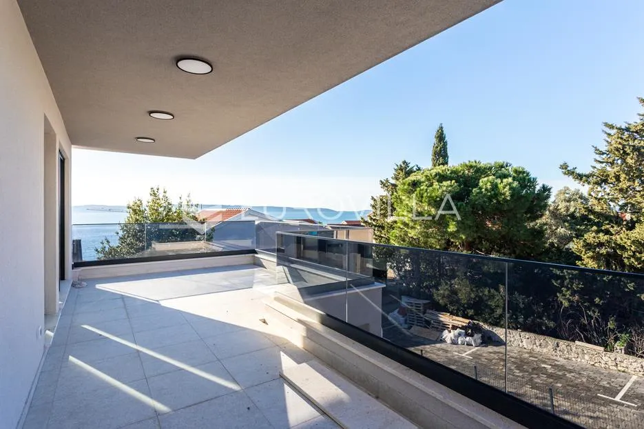 čiovo, okrug gornji | luksuzni dvosobni penthouse s krovnom terasom i bazenom - slika 9