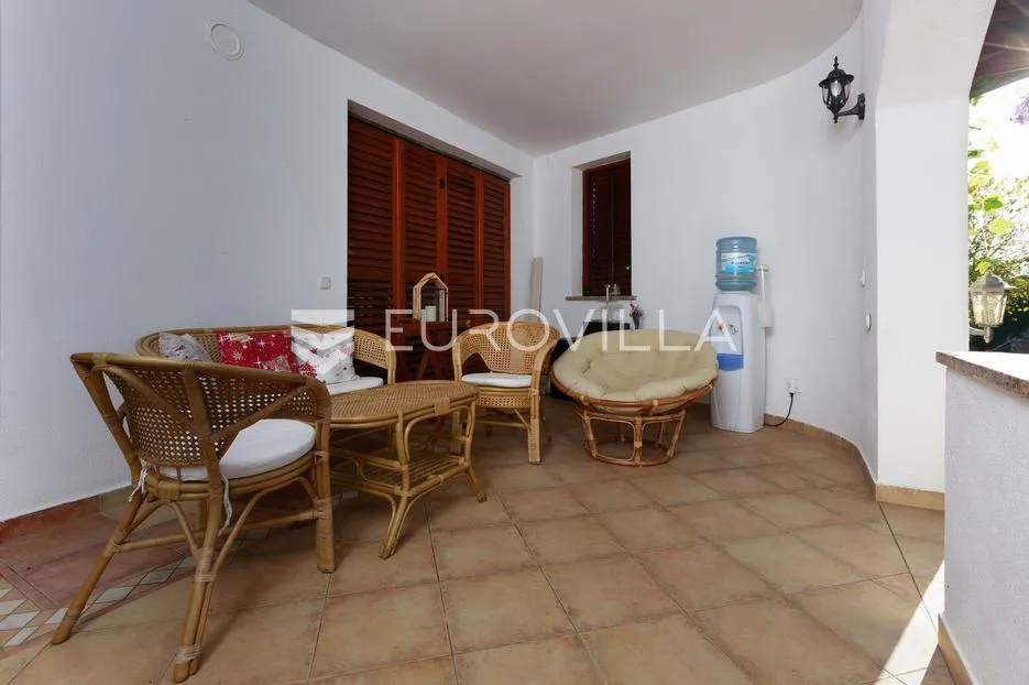 krk, malinska, trosoban stan 72 m² s privatnom okućnicom od 96 m² i parkingom - slika 19